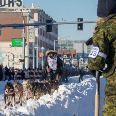 Un membre des FAC observe des courses de chiens de traîneau dans le segment canadien du
sentier, à Anchorage.