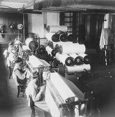 Femmes rentrant des fils de chaîne, Quinebaug Mill, vers 1901. Photo : Danielson
(Connecticut)