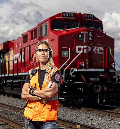 Un contrôleur près d’un train de la CPKC. Photo : CPKC